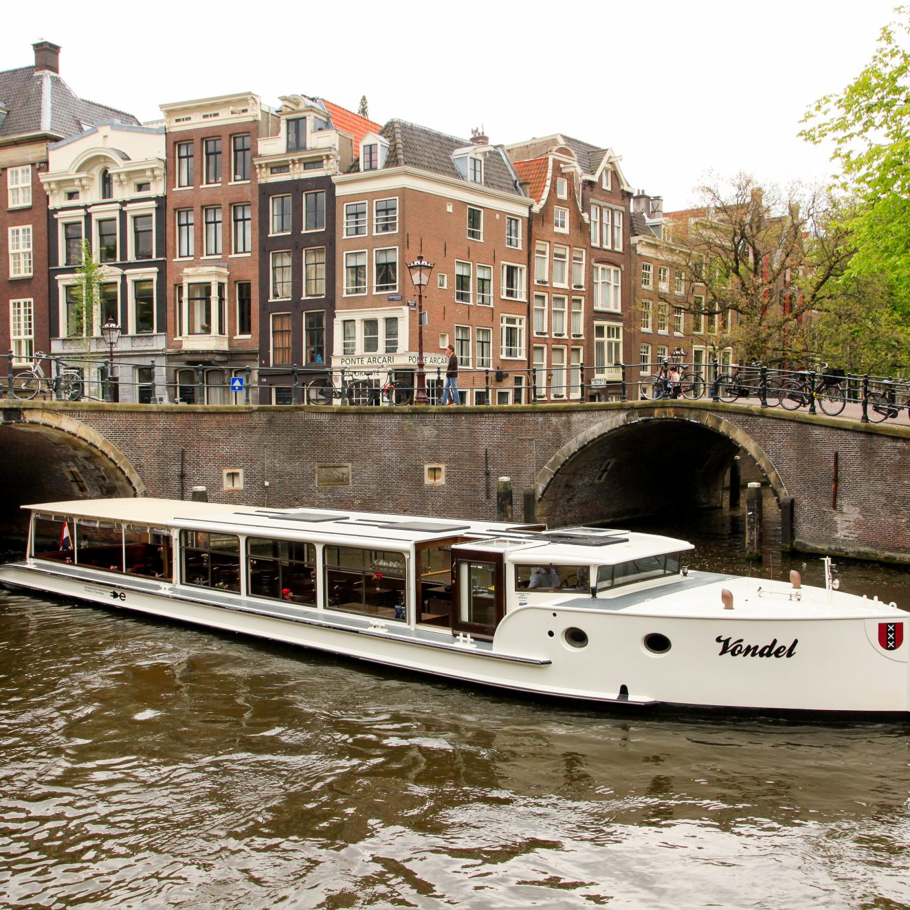 De City Tender de Vondel is een van de eerste elektrisch varende schepen in Amsterdam en een van slechts vier gebouwde City Tenders. Dit schip biedt modern comfort in combinatie met klassieke luxe, met ruime zitgelegenheid, een stijlvolle bar en een geïntegreerd geluidssysteem. De grote glazen wanden bieden een prachtig uitzicht op het water.