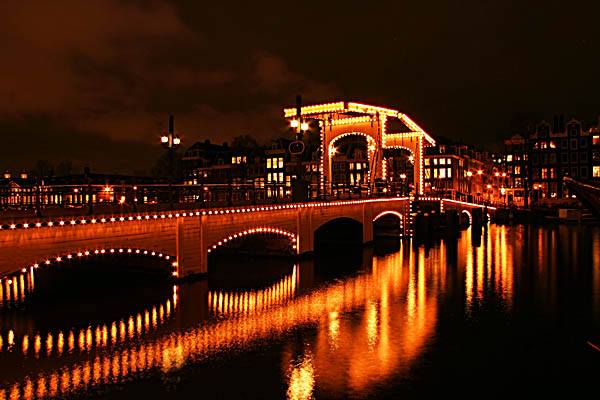 De Magere Brug in Amsterdam bij avondlicht